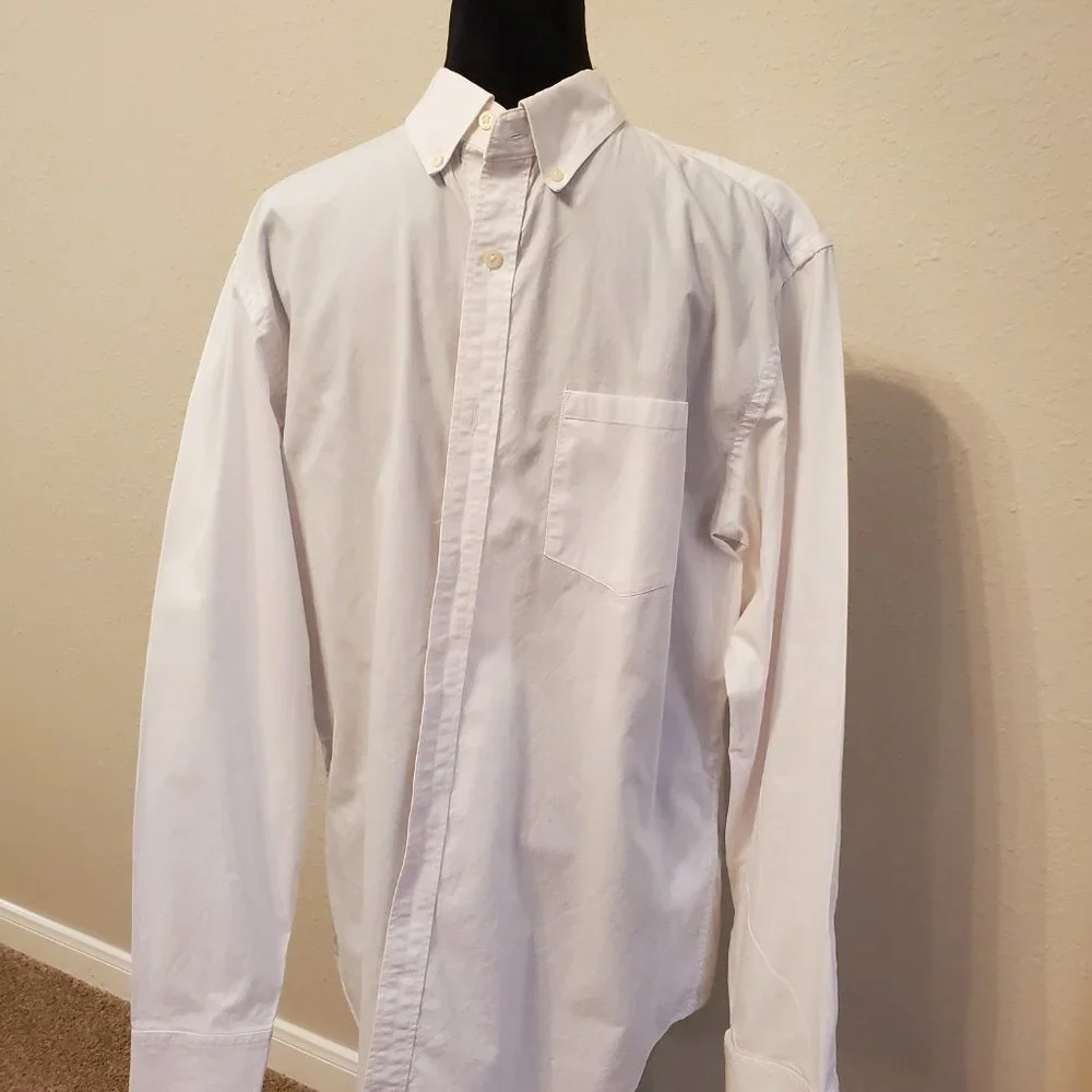 Banana Republic classic button down white shirt Size L. 97% cotton 3%Lycra.